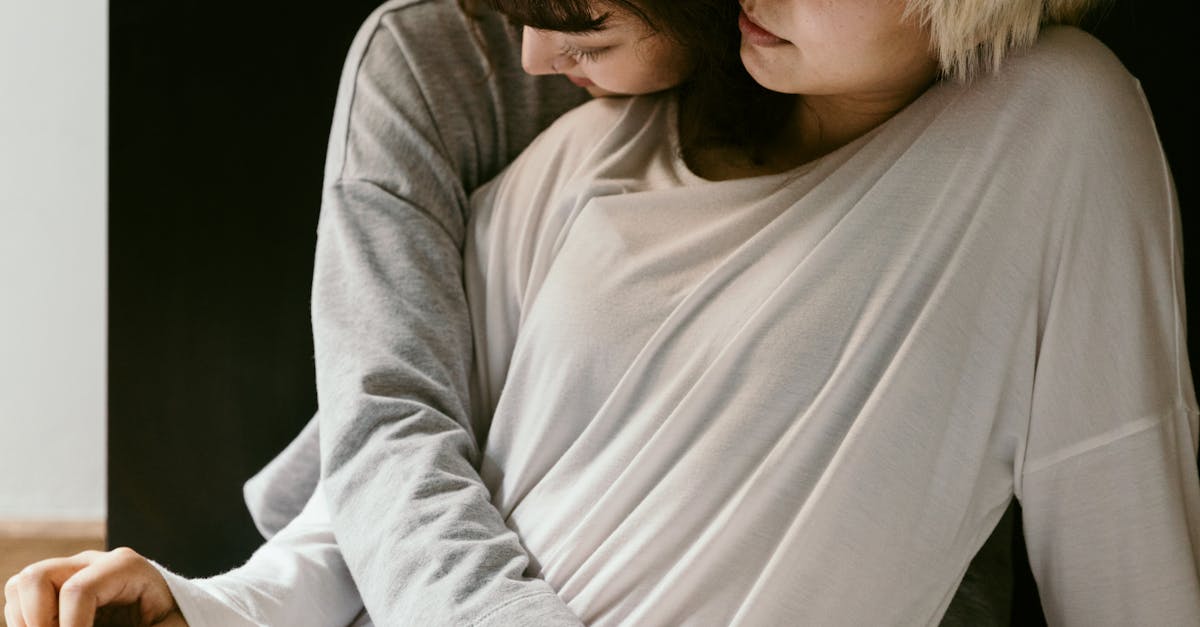 What are the Key Non-Verbal Cues Women Use in Relationships